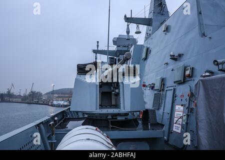 Gdynia, Pologne. Novembre 27th, 2019 marine polonaise ORP Slazak navire de patrouille le jour avant de démarrer officiellement le service est vu à Gdynia, Pologne le 27 novembre 2019, l'ORP Slazak sera un navire de patrouille au large des côtes de la marine polonaise, anciennement connu sous le nom de corvette de classe Gawron. La construction du navire a commencé en 2001. © Vadim Pacajev / Alamy Live News Banque D'Images