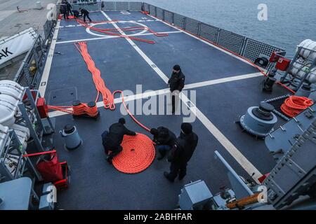 Gdynia, Pologne. Novembre 27th, 2019 marine polonaise ORP Slazak navire de patrouille le jour avant de démarrer officiellement le service est vu à Gdynia, Pologne le 27 novembre 2019, l'ORP Slazak sera un navire de patrouille au large des côtes de la marine polonaise, anciennement connu sous le nom de corvette de classe Gawron. La construction du navire a commencé en 2001. © Vadim Pacajev / Alamy Live News Banque D'Images