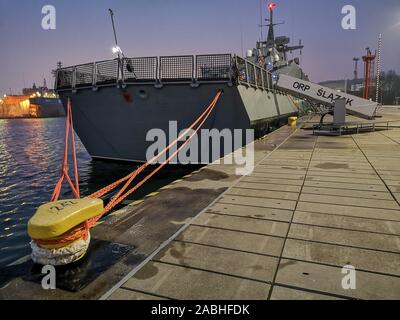 Gdynia, Pologne. Novembre 27th, 2019 marine polonaise ORP Slazak navire de patrouille le jour avant de démarrer officiellement le service est vu à Gdynia, Pologne le 27 novembre 2019, l'ORP Slazak sera un navire de patrouille au large des côtes de la marine polonaise, anciennement connu sous le nom de corvette de classe Gawron. La construction du navire a commencé en 2001. © Vadim Pacajev / Alamy Live News Banque D'Images