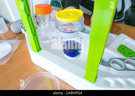 Configuration du laboratoire de chimie avec tube à essai et les tubes et poudre Banque D'Images