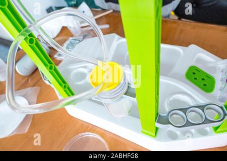 Configuration du laboratoire de chimie avec tube à essai et les tubes et poudre Banque D'Images