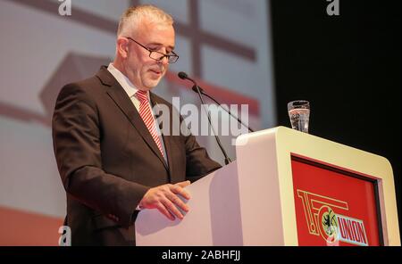 Berlin, Allemagne. 27 Nov, 2019. L'Assemblée générale 1er FC Union Berlin, Verti Music Hall. Le président Dirk Zingler parle aux membres. Crédit : Andreas Gora/dpa/Alamy Live News Banque D'Images