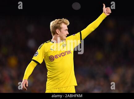 Barcelone, Espagne. 27 Nov, 2019. Barcelone, Espagne. 27 Nov, 2019. Football : Ligue des Champions, stade de groupe, groupe F, 5e journée, le FC Barcelone - Borussia Dortmund au Camp Nou. Dortmund's Julian Brandt montre son pouce vers le haut. Photo : afp/Alamy Live News Crédit : afp photo alliance/Alamy Live News Banque D'Images