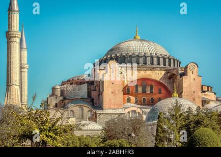 La façade de la basilique Sainte-Sophie de deux minarets et son immense coupole contre le ciel bleu. Sainte-sophie est une cathédrale byzantine et ottomane mosquée construite Banque D'Images