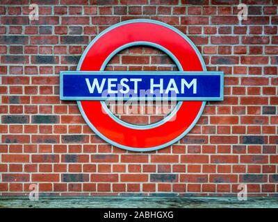 La station de métro de West Ham Sign - London Underground Station West Ham Siogn Banque D'Images