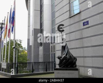 Bruxelles, Belgique - 13 octobre, 2017 : statue de l'Europe et à l'extérieur de l'UE drapeaux parlement européen à Bruxelles Banque D'Images