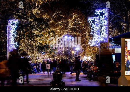 Vienne, Autriche - 15 novembre 2019 : Les visiteurs apprécient le plus grand marché de Noël au Rathaus Platz à Vienne. Banque D'Images