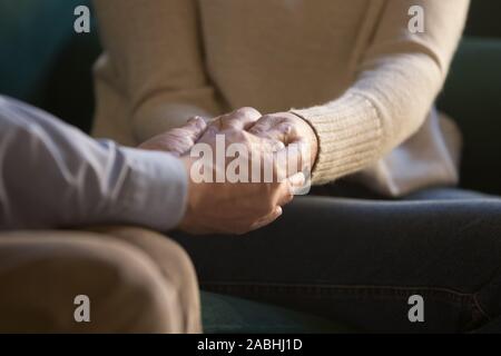 Vieux mari tenant les mains de hauts femme libre de droit Banque D'Images