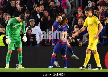 Barcelone, Espagne. 27 Nov, 2019. Football : Ligue des Champions, stade de groupe, groupe F, 5e journée, le FC Barcelone - Borussia Dortmund au Camp Nou. Lionel Messi de Barcelone (M) cheers son but avec 2-0 Barcelona's Antoine Griezmann. L'attaquant de Dortmund Roman Bürki (l) et Dortmund's player Julian Weigl (r) sont déçus. Credit : Marius Becker/dpa/Alamy Live News Banque D'Images