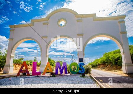 Lettres de couleur à l'entrée de la ville touristique Alamos, Sonora, Mexique, c'est une ville coloniale magique. Cette villa mexicaine était connu sous le nom de Real de L Banque D'Images