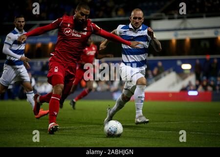 Londres, Royaume-Uni. 27 Nov, 2019. Lewis Grabban de Nottingham Forest (l) et Toni Leistner des Queens Park Rangers en action au cours de l'EFL Skybet match de championnat, Queens Park Rangers v Nottingham Forest à la Fondation Prince Kiyan, stade Loftus Road à Londres le mercredi 27 novembre 2019. Cette image ne peut être utilisé qu'à des fins rédactionnelles. Usage éditorial uniquement, licence requise pour un usage commercial. Aucune utilisation de pari, de jeux ou d'un seul club/ligue/dvd publications. Photos par Tom Smeeth/Andrew Orchard la photographie de sport/Alamy live news Crédit : Andrew Orchard la photographie de sport/Alamy Live News Banque D'Images