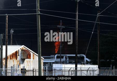 Houston, USA. 27 Nov, 2019. Une usine chimique de groupe PTC est enveloppé par la fumée que le feu continue à Port Neches, à environ 150 km à l'est du centre-ville de Houston, Texas, États-Unis, le 27 novembre 2019. Trois personnes ont été blessées dans une explosion de l'usine de produits chimiques dans le sud-est du Texas le mercredi matin. Crédit : Steven Song/Xinhua/Alamy Live News Banque D'Images