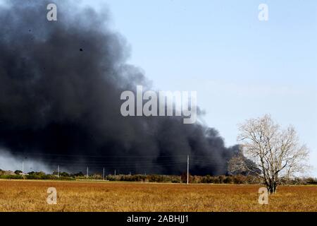 Houston, USA. 27 Nov, 2019. La fumée monte d'une usine de produits chimiques du groupe PTC à mesure que le feu continue à Port Neches, à environ 150 km à l'est du centre-ville de Houston, Texas, États-Unis, le 27 novembre 2019. Trois personnes ont été blessées dans une explosion de l'usine de produits chimiques dans le sud-est du Texas le mercredi matin. Crédit : Steven Song/Xinhua/Alamy Live News Banque D'Images