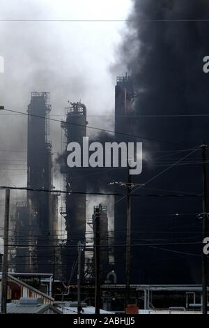 Houston, USA. 27 Nov, 2019. Une usine chimique de groupe PTC est enveloppé par la fumée que le feu continue à Port Neches, à environ 150 km à l'est du centre-ville de Houston, Texas, États-Unis, le 27 novembre 2019. Trois personnes ont été blessées dans une explosion de l'usine de produits chimiques dans le sud-est du Texas le mercredi matin. Crédit : Steven Song/Xinhua/Alamy Live News Banque D'Images