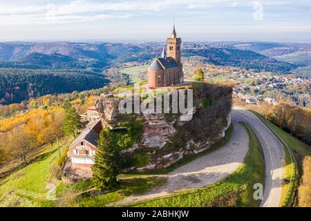 Belle vue aérienne de l'automne de Saint Leon chapelle dédiée au pape Léon IX au sommet du rocher de Dabo ou rocher de Dabo, rocher de grès rouge, de la butte et de la Moselle Banque D'Images