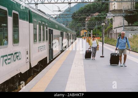 La gare de Como train arrivant Trenord Italia. Locomotive Trenord Como gare. Transport train Trenord. Le trafic des voyageurs. Train local Banque D'Images