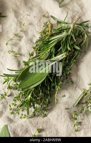 La volaille crue au romarin herbes vert sauge et thym Banque D'Images