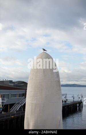 Une mouette assise sur la sculpture 'echo' par James Plensa, à l'Olympic Sculpture Park à Seattle, Washington, USA. Banque D'Images