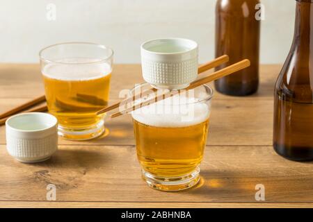 Sakebombs avec riz japonais alcoolique du vin et de la bière Banque D'Images