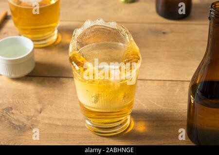 Sakebombs avec riz japonais alcoolique du vin et de la bière Banque D'Images