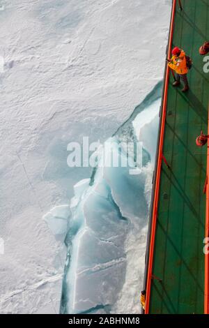 La Russie, l'Extrême-Arctique. L'éclatement d'épaisseur de glace de mer à 89 degrés nord vu depuis le pont du brise-glace russe, 50 ans de la victoire. Banque D'Images