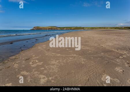 À la plume vers Y Bal pointe sur Newport Sands, Pembrokeshire. Une plage à l'embouchure de la rivière Nyfer, au Pays de Galles Banque D'Images
