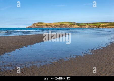 À la plume vers Y Bal pointe sur Newport Sands, Pembrokeshire. Une plage à l'embouchure de la rivière Nyfer, au Pays de Galles Banque D'Images