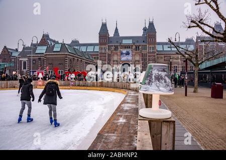 Amsterdam Pays-Bas décembre 2018 scating d'hiver en plein air sur la étang gelé en face du Rijksmuseum y compris le pont-levis blanc fait spécialement fo Banque D'Images