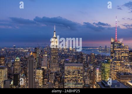 Image couleur New York Manhattan skyline Luminit vu l'autre côté de la rivière Hudson à New Jersey au coucher du soleil Banque D'Images