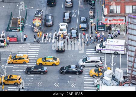 Image en couleur Vue du ciel dans les rues de New York. Haut de page vue sur rue avec des voitures et des gens sur le carrefour dans NYC manhattan Banque D'Images