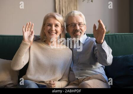 Heureux couple ressemble au message d'ami des signes avec la main de l'appareil photo Banque D'Images