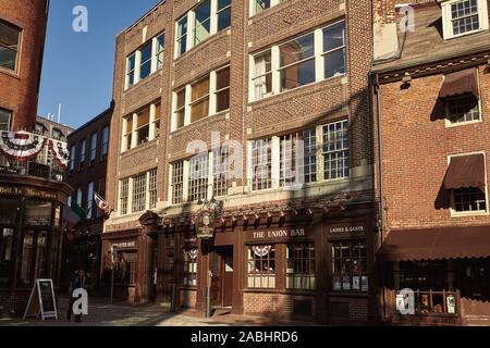 Boston, Massachusetts - Octobre 4th, 2019 : l'extérieur de l'Union Oyster House dans le quartier historique de bloc Blackstone Boston. Banque D'Images