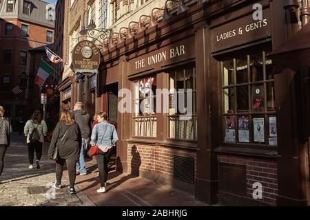 Boston, Massachusetts - Octobre 4th, 2019 : l'extérieur de l'Union Oyster House dans le quartier historique de bloc Blackstone Boston. Banque D'Images