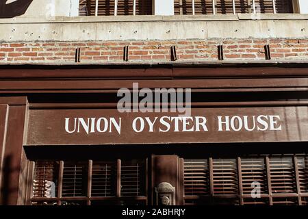 Boston, Massachusetts - Octobre 4th, 2019 : l'extérieur de l'Union Oyster House dans le quartier historique de bloc Blackstone Boston. Banque D'Images