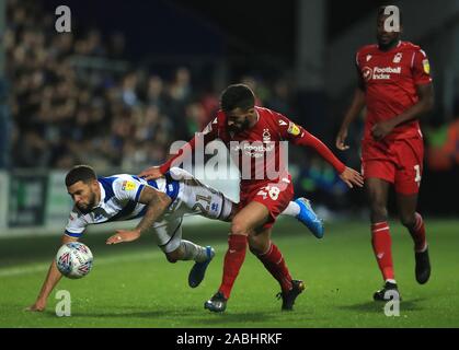 Queens Park Rangers' Nahki Wells (à gauche) et la forêt de Nottingham Tiago Silva bataille pour le ballon pendant le match de championnat Sky Bet à Loftus Road, London. Banque D'Images