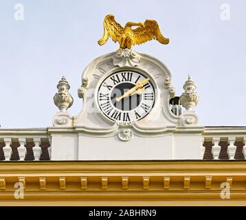 Vienne, AUTRICHE - NOVEMBRE 2019 : horloge avec une sculpture de l'aigle doré sur le toit de la palais Schönbrunn à Vienne Banque D'Images