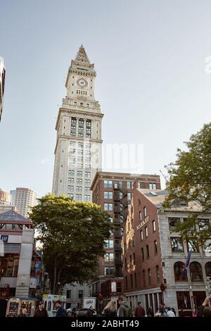 Boston, Massachusetts - Octobre 4th, 2019 : Faneuil Hall Marketplace Custom House Tower au loin, sur un jour d'Automne dans le centre-ville de Boston Banque D'Images