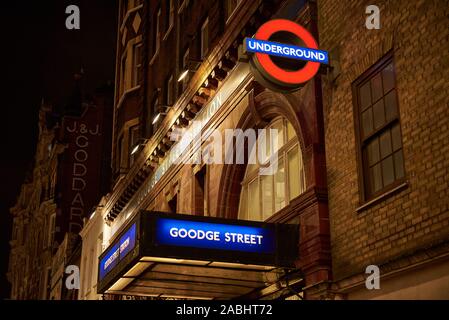 Une nuit en temps réel d'entrée de la station de métro Goodge Street à Londres. Banque D'Images