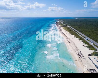 Vue aérienne de belles plages sur la côte est de Cozumel, au Mexique. Banque D'Images