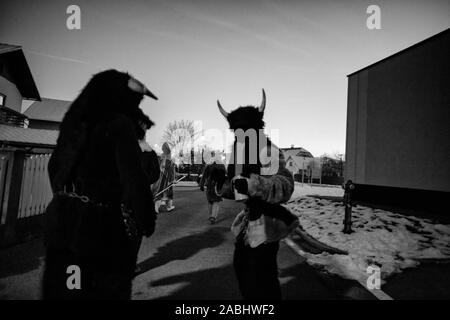 Zgornje Duplje, la Slovénie, le 5 décembre 2017 : Krampusse Krampus commencent leur Krampuslauf (run) dans le village de Zgornje Duplje en Slovénie à la veille de la Saint-Nicolas. Banque D'Images