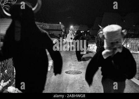 Zgornje Duplje, la Slovénie, le 5 décembre 2017 : l'Krampusse courir à travers le village de Zgornje Duplje, Slovénie, lors de la traditionnelle course Krampus (Krampuslauf) à la veille de la Saint-Nicolas. Banque D'Images