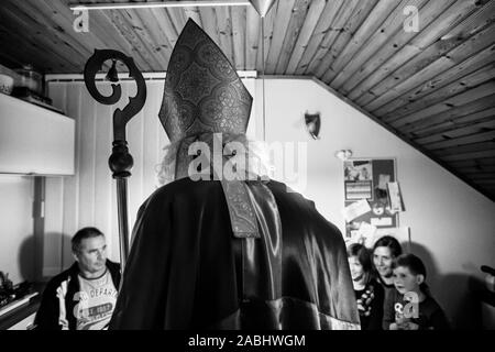 Zgornje Duplje, la Slovénie, le 5 décembre 2017 : Saint Nicolas visite une famille à leur domicile pendant la traditionnelle procession dans le village de Zgornje Duplje, Slovénie, à la veille de la Saint-Nicolas. Banque D'Images