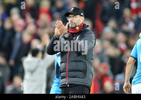 Liverpool, Royaume-Uni. 27 Nov, 2019. Manager de Liverpool Jurgen Klopp applaudit les fans à la fin de la partie. Ligue des Champions groupe e match, Liverpool v Napoli à Anfield Stadium à Liverpool le mercredi 27 novembre 2019. Cette image ne peut être utilisé qu'à des fins rédactionnelles. Usage éditorial uniquement, licence requise pour un usage commercial. Aucune utilisation de pari, de jeux ou d'un seul club/ligue/dvd publications. Photos par Chris Stading/Andrew Orchard la photographie de sport/Alamy live news Crédit : Andrew Orchard la photographie de sport/Alamy Live News Banque D'Images