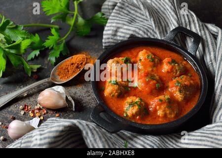 Boulettes épicées à la sauce tomate, un typique bar nourriture espagnole et mexicaine, ainsi appelé albondigas Banque D'Images