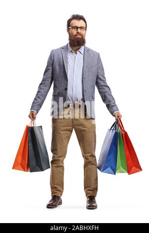 Portrait complet d'un homme barbu debout avec de nombreux sacs de shopping isolés sur fond blanc Banque D'Images