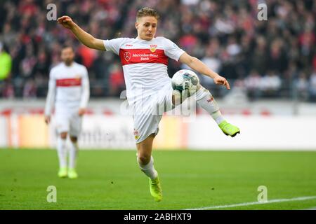 Stuttgart, Allemagne. 24 Nov, 2019. Soccer : 2ème Bundesliga, le VfB Stuttgart - Karlsruher SC, 14e journée, Mercedes-Benz Arena. Santiago Ascacibar du VfB Stuttgart en action Crédit : Tom Weller/DPA - NOTE IMPORTANTE : en conformité avec les exigences de la DFL Deutsche Fußball Liga ou la DFB Deutscher Fußball-Bund, il est interdit d'utiliser ou avoir utilisé des photographies prises dans le stade et/ou la correspondance dans la séquence sous forme d'images et/ou vidéo-comme des séquences de photos./dpa/Alamy Live News Banque D'Images