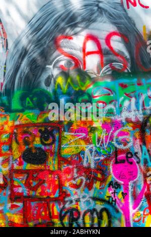 Graffitis colorés sur le mur John Lennon, Prague, la Bohême, République Tchèque Banque D'Images