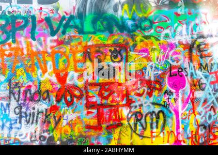 Graffitis colorés sur le mur John Lennon, Prague, la Bohême, République Tchèque Banque D'Images
