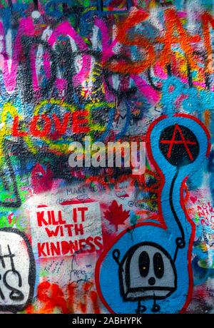 Le tuer avec gentillesse, coloré graffiti sur le mur de John Lennon, Prague, la Bohême, République Tchèque Banque D'Images