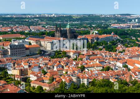 Vue depuis le parc de Petrin Habour et du château de Prague, Mala Strana, Prague, la Bohême, République Tchèque Banque D'Images